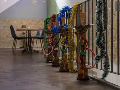 Ci guardiamo intorno, vediamo narghil� con coloratissimi tubi ovunque: sono stati fatti arrivare direttamente dall�Iraq...